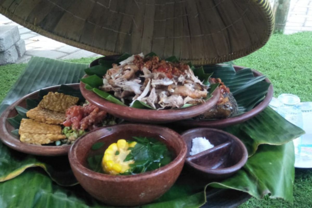 Desa Wisata Bonjeruk menyediakan kuliner "Nasi Ayam Merangkat"