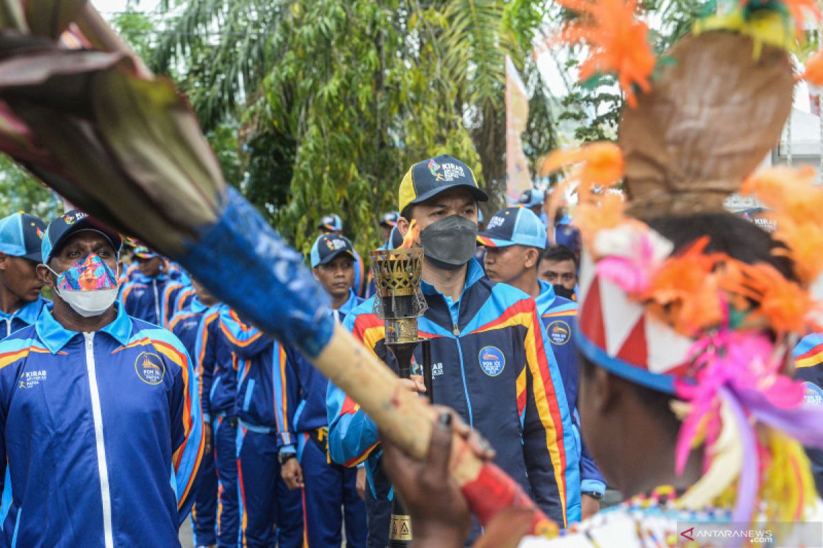 Tiga atlet legendaris antar api PON ke kota Jayapura