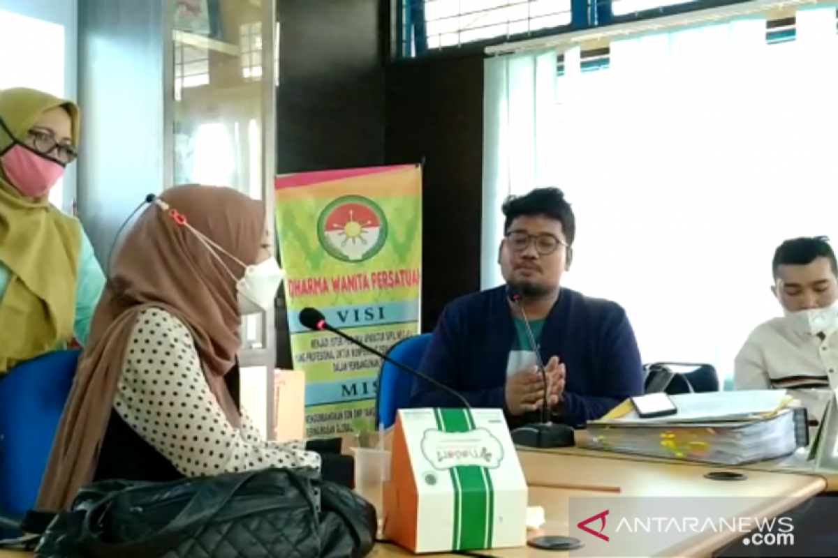 Peserta Jurnalistik Kampar berlatih wawancara dan penyiaran radio