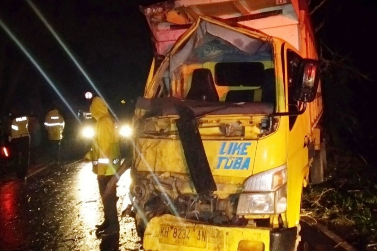 Dua nyawa melayang akibat tabrakan bus dan truk