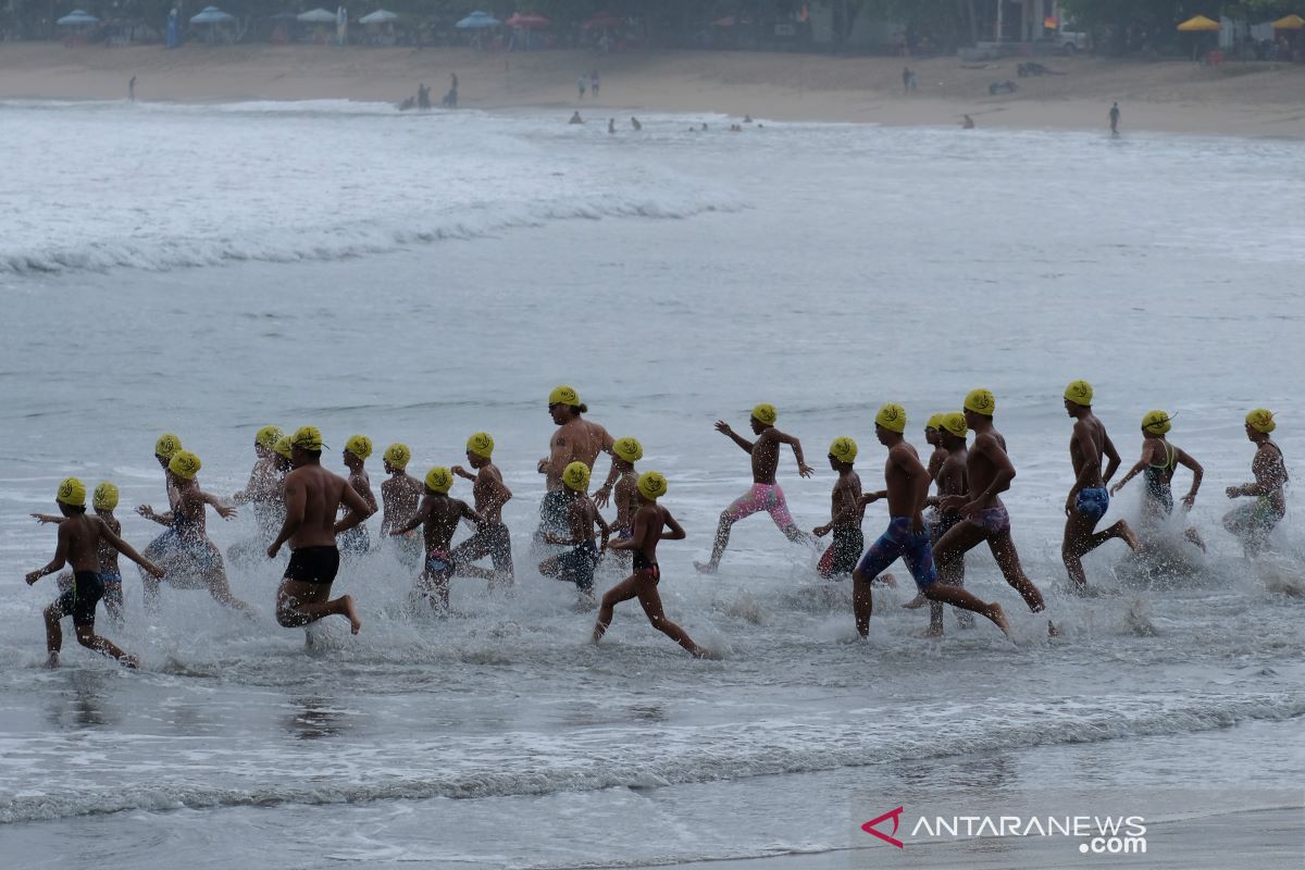 Ratusan warga lokal dan WNA ikuti "Bali Ocean Swim" di Pantai Kuta, Badung