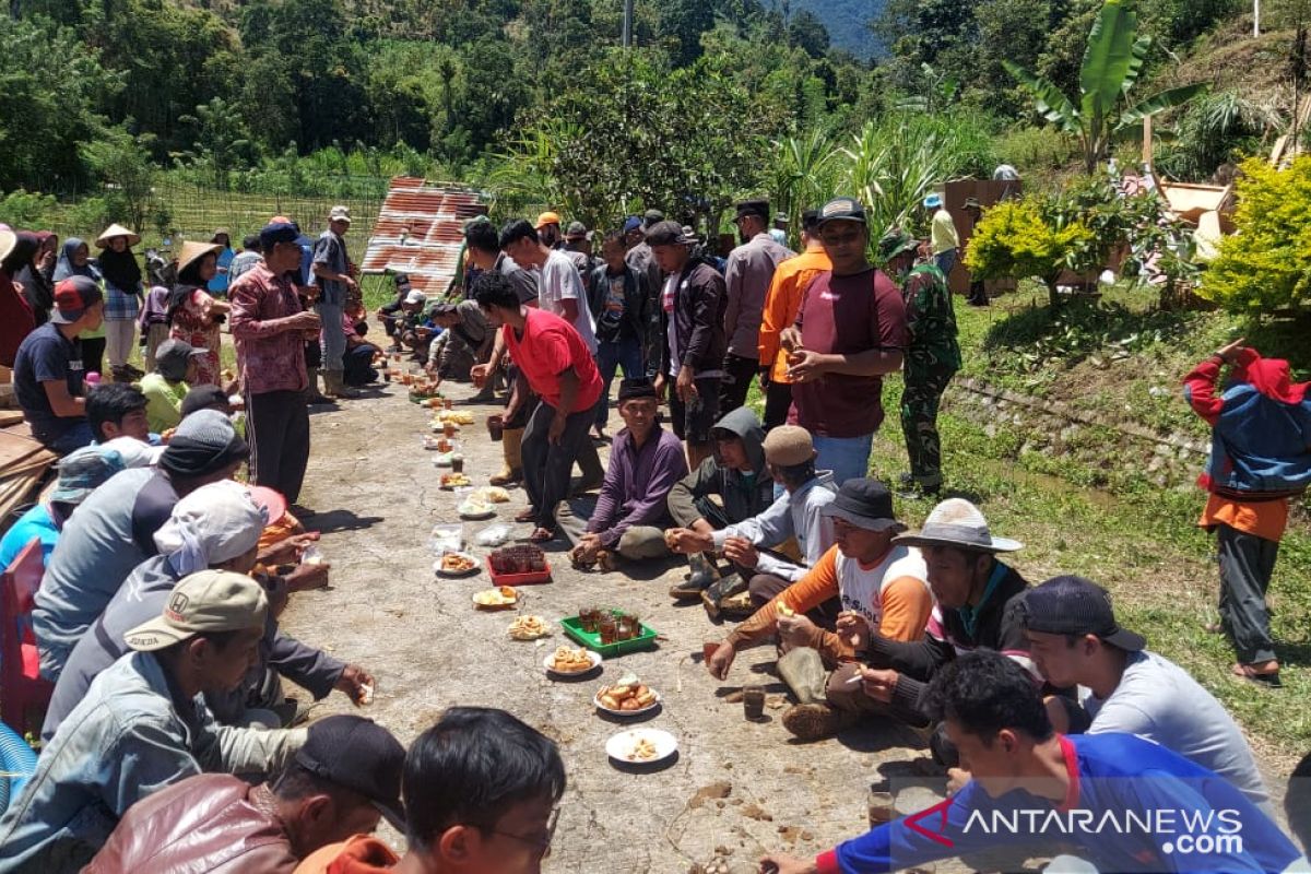 Bersama bersihkan dan perbaiki rumah tertimpa banjir bandang hingga dapat dihuni kembali