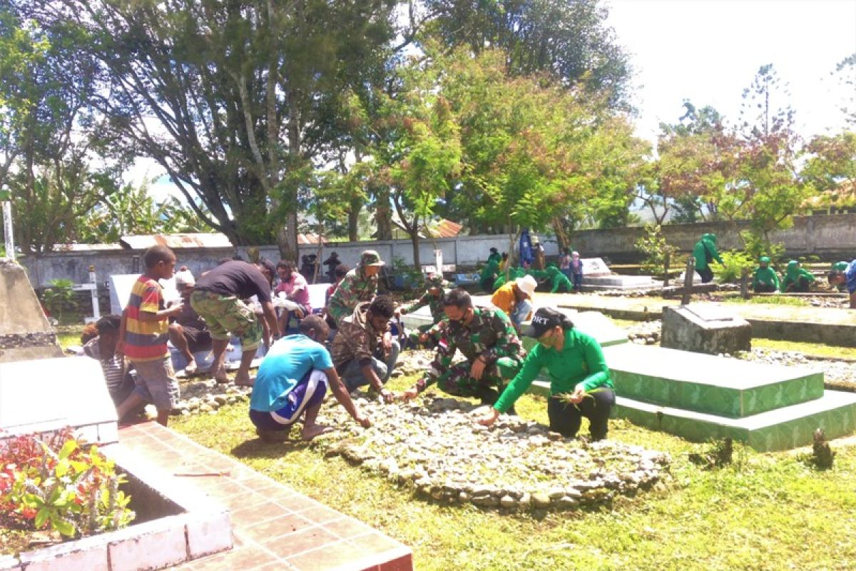 TNI bersama anak jalanan Jayawijaya gotong royong bersihkan TMP