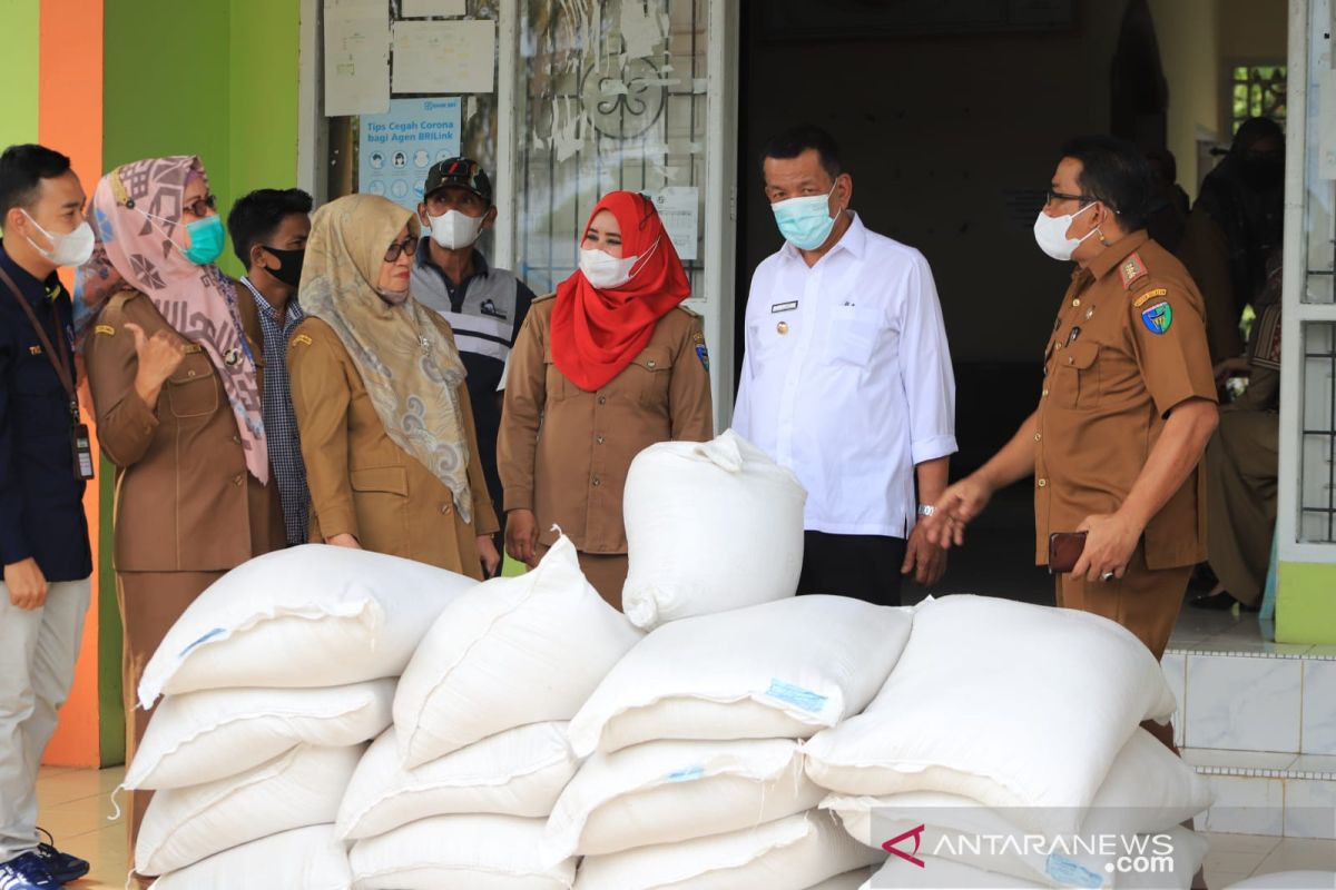 Mereka dibantu bupati, setelah banjir landa daerahnya di Kecamatan Basa Ampek Balai Tapan