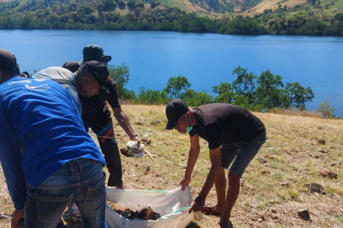 Camat di Matim bersihkan sampah di lokasi wisata