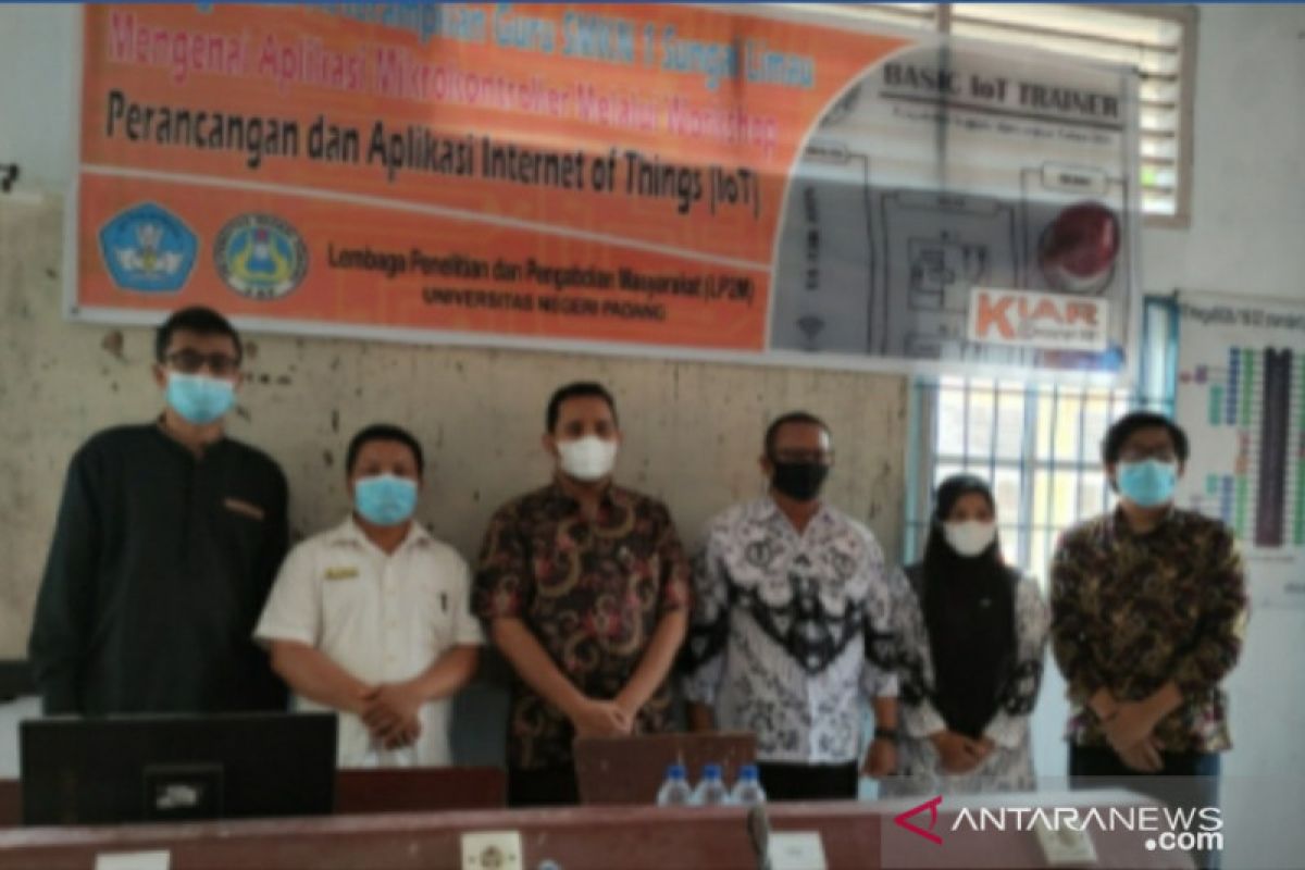 Tim UNP Padang gelar pelatihan IoT di SMKN 1 Sungai Limau