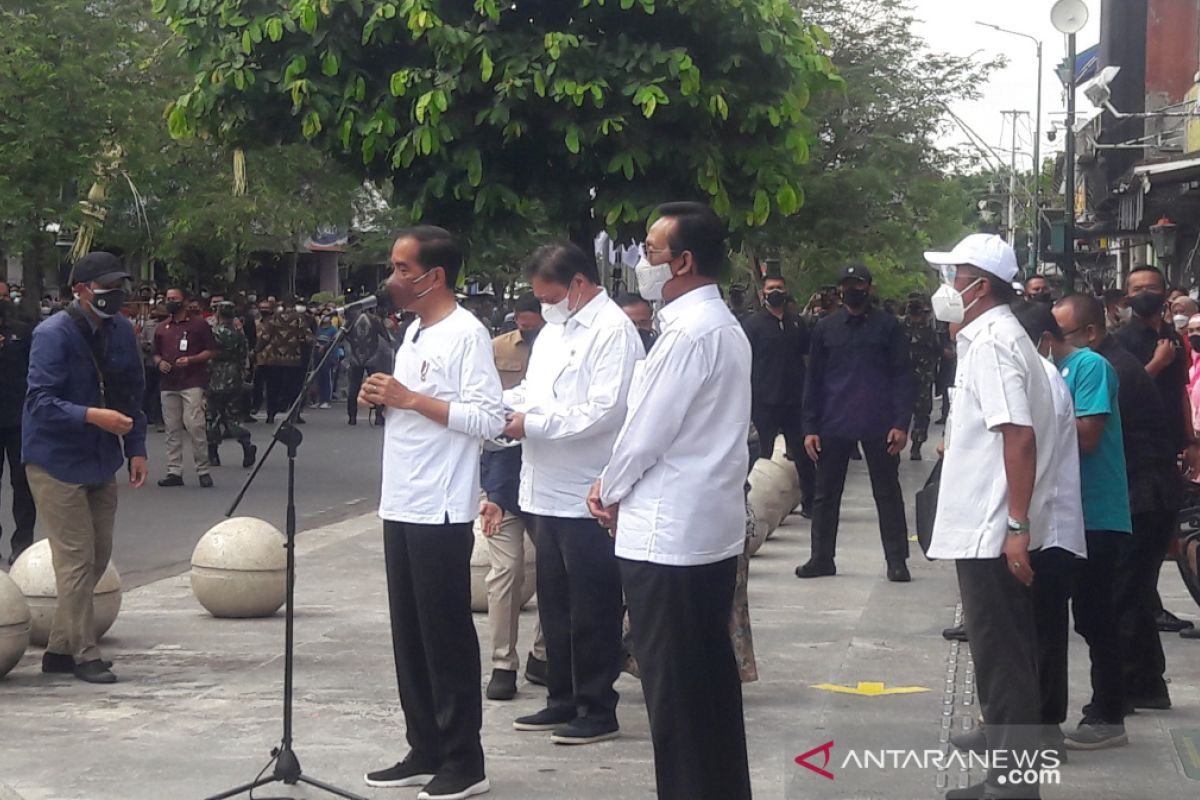 Presiden Jokowi resmikan program bantuan tunai bagi PKL