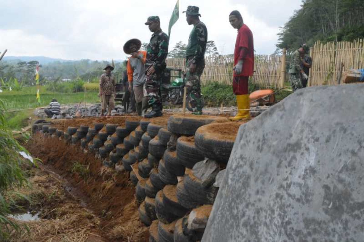 TMMD di Wonosobo manfaatkan ban bekas buat talud irigasi