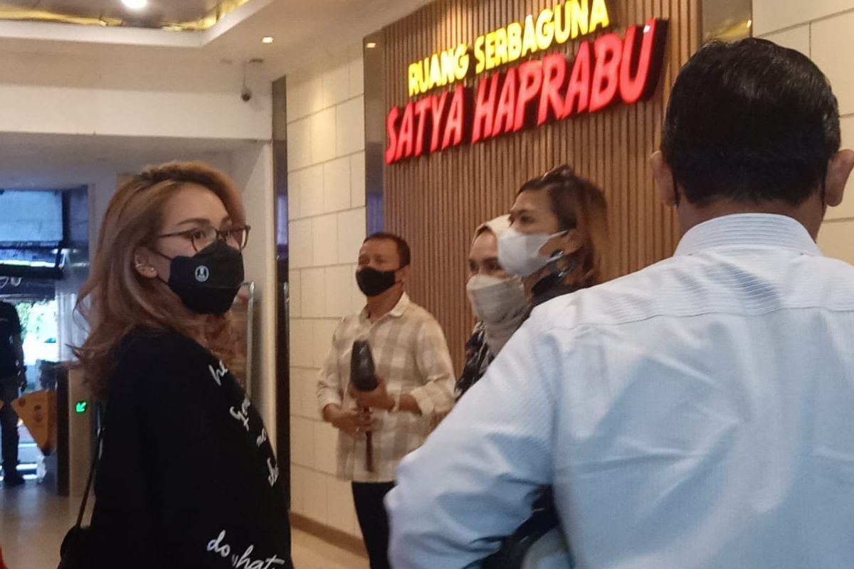 Orang tua Ayu Ting Ting memenuhi panggilan Polda Metro