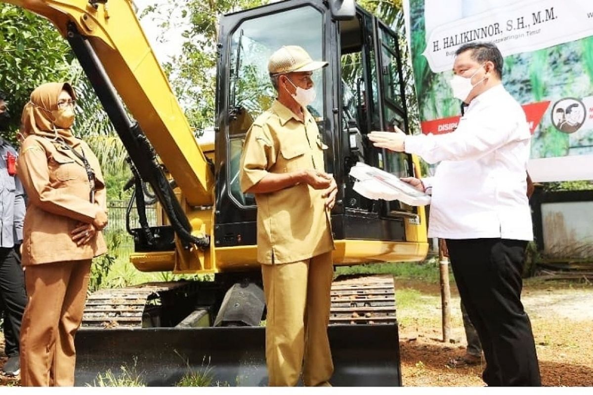 Pemkab Kotim penuhi janji berikan ekskavator untuk kecamatan