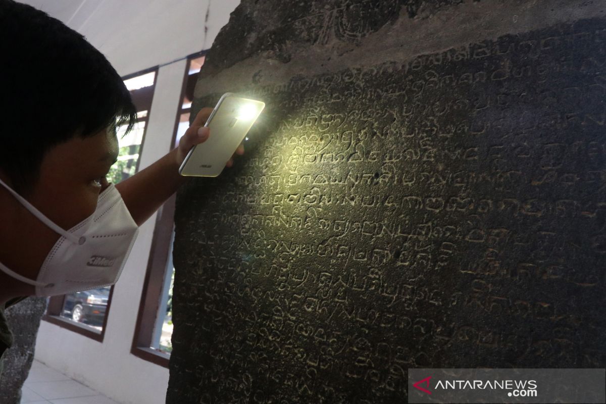 Pemanfaatan teknologi dapat membantu membaca prasasti