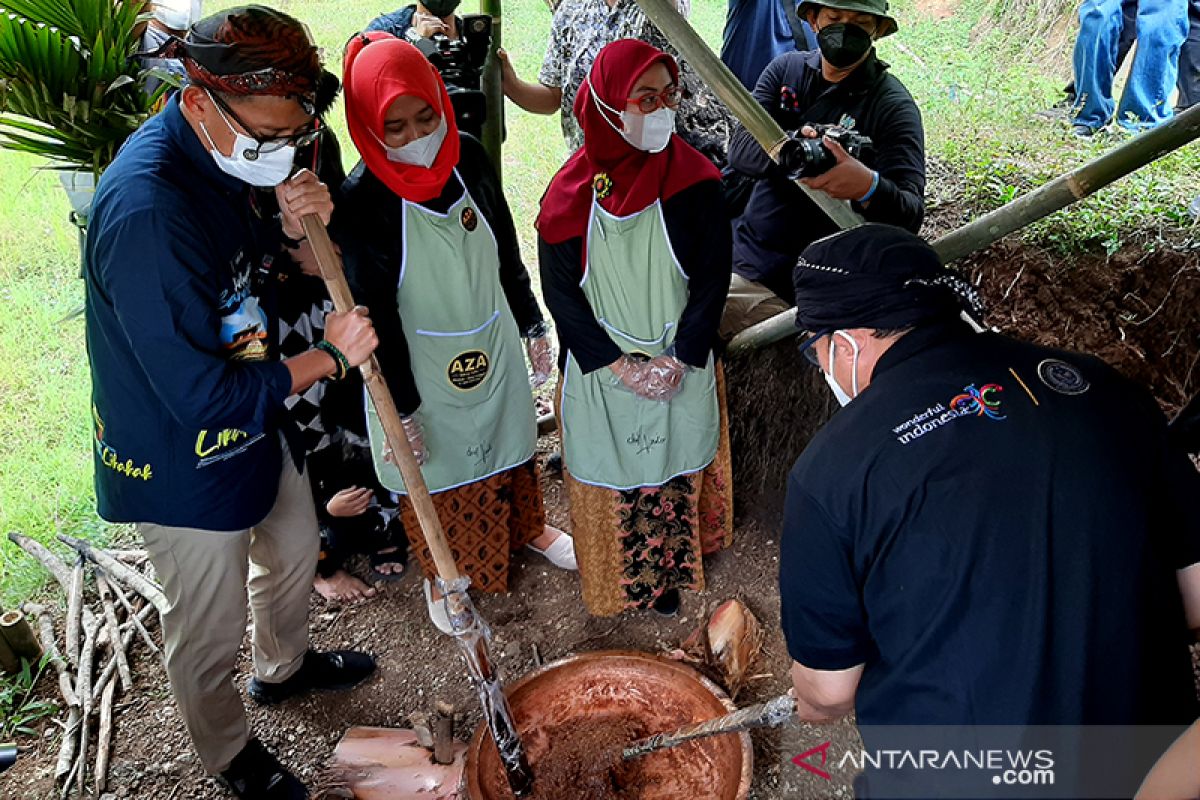 Salahuddin Uno inginkan Desa Wisata Cikakak jadi destinasi berkelas dunia