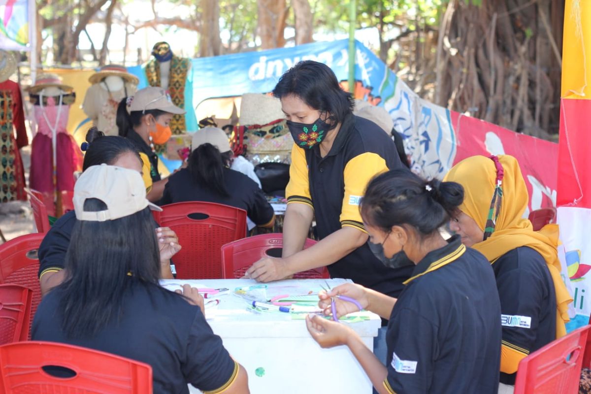 PLN latih warga Sumba Timur produksi cindera mata