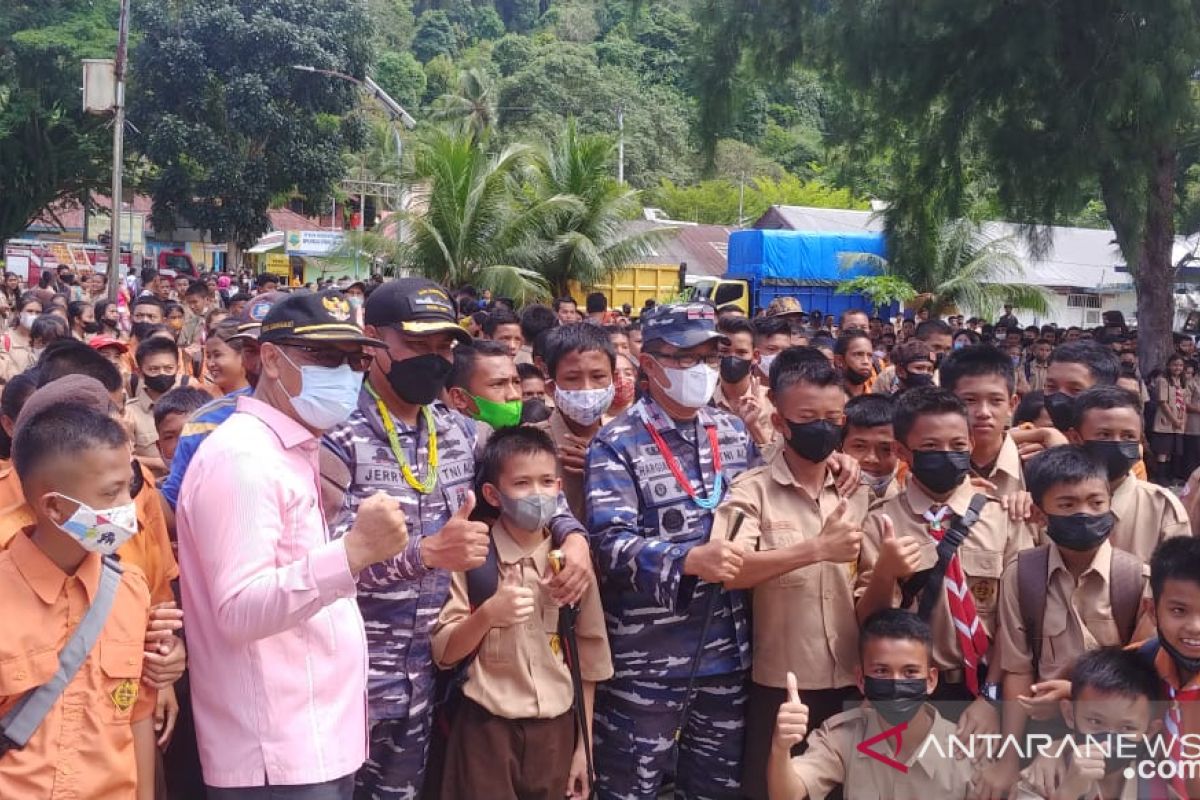 Ribuan warga Mentawai antusias sambut kedatangan KRI Bontang-907 (Video)