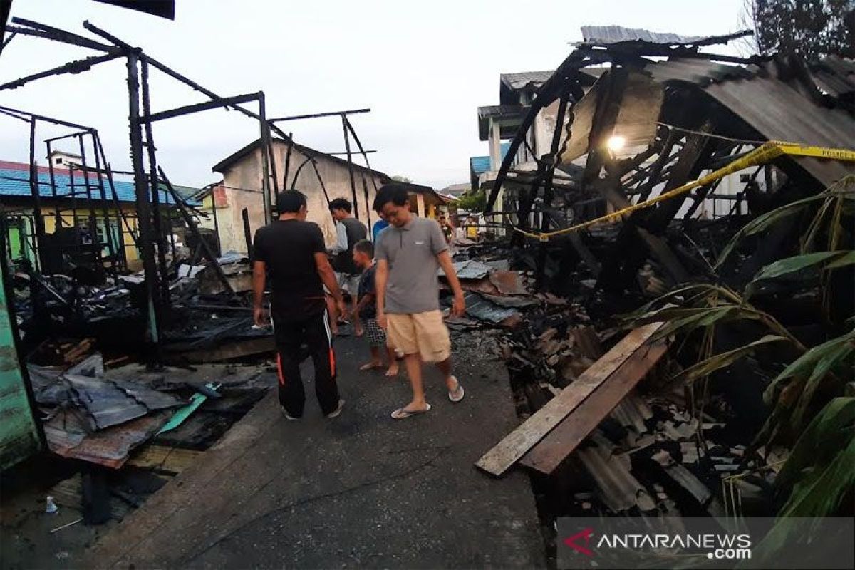 Bangunan dua tingkat di Muara Teweh, Kalteng ludes terbakar