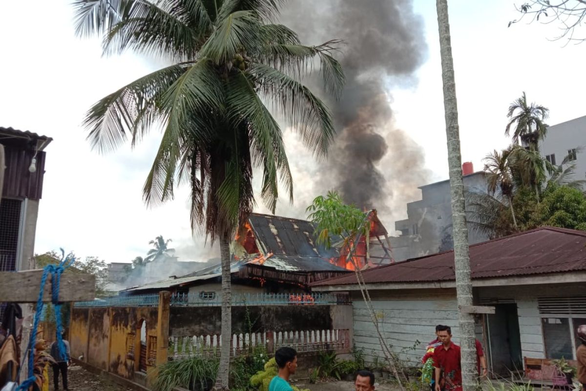 Flash - Kebakaran terjadi lagi di Pekanbaru, satu luka