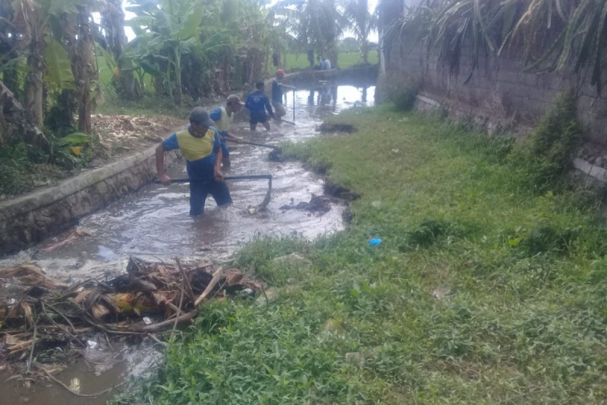 PUPR Mataram memasang jaring tangani sampah Sungai Jangkuk