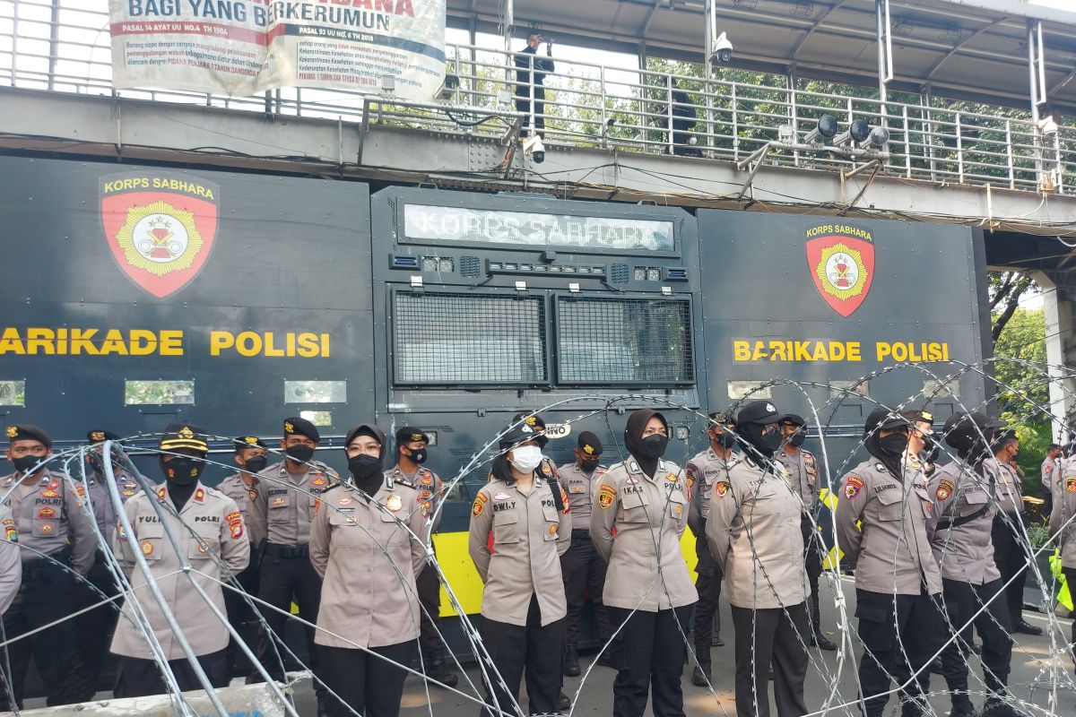 Polisi tutup Jalan Merdeka Barat untuk mencegah massa BEM ke Istana