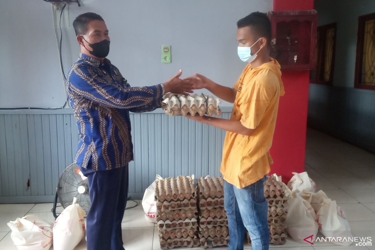 20 paket sembako dari Lapas Lubukbasung bagi mereka yang terdampak COVID-19