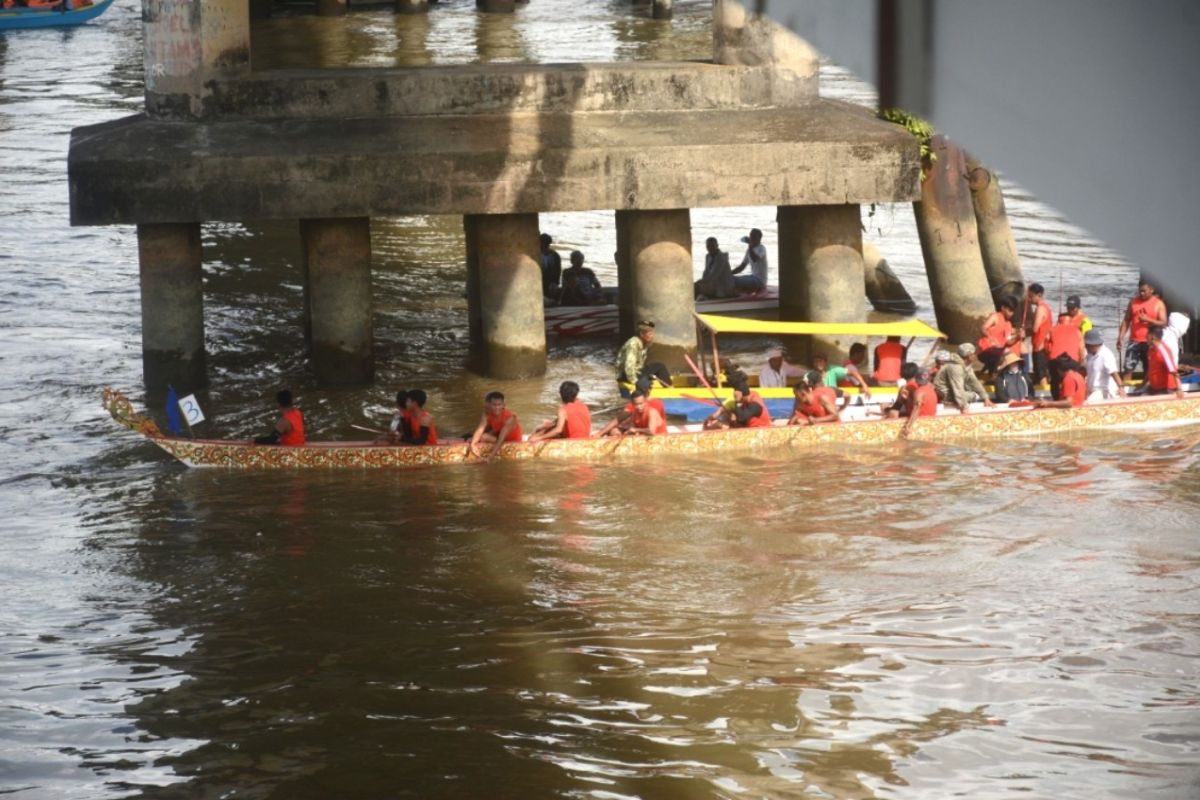 Lomba perahu naga: Juara Ane Benua, runner up Kelawor