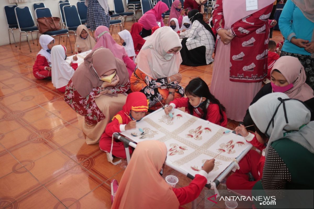 Melihat anak TK Kerinci Kanan belajar membatik di Dekranasda Siak