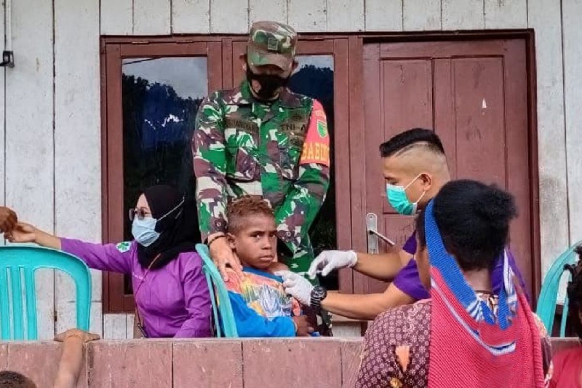 Personel TNI-Dinkes beri vitamin untuk balita di Mimika