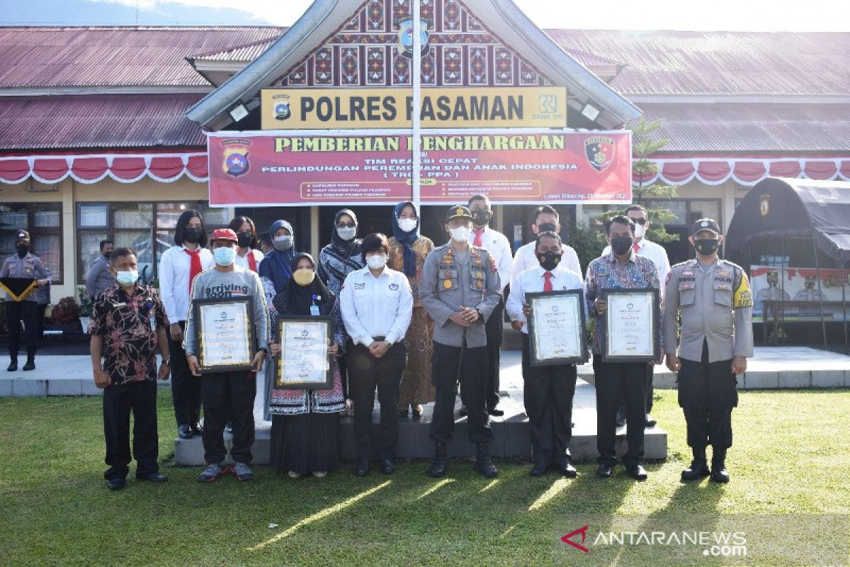 Kapolres Pasaman terima penghargaan dari TRC PPA Indonesia