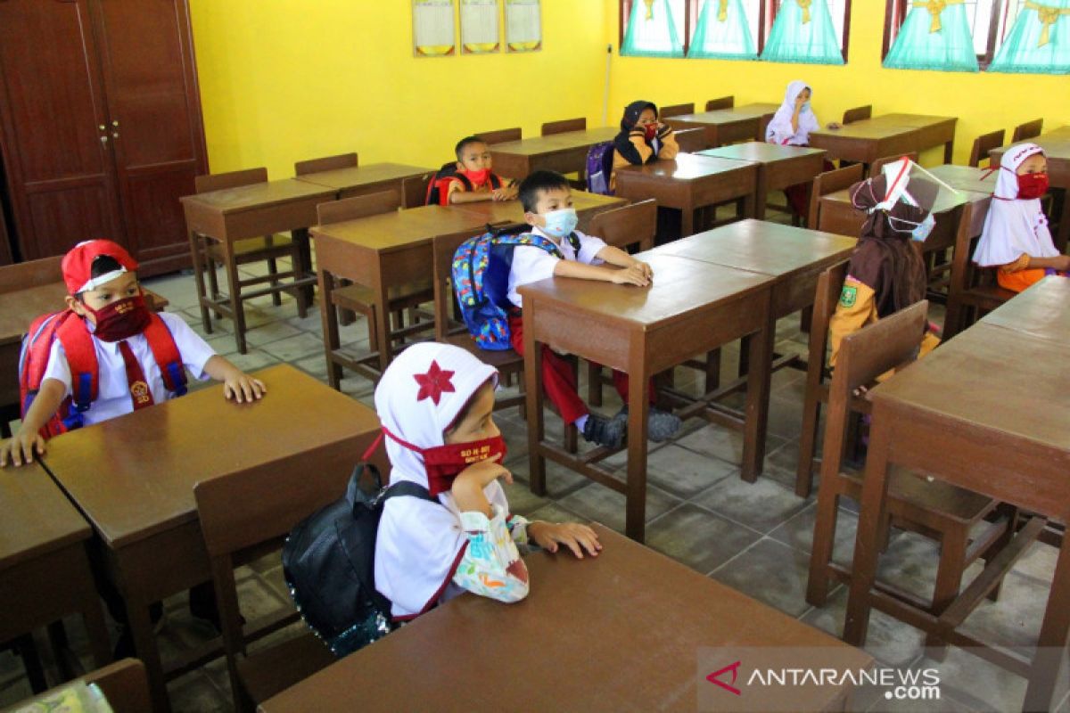 Disdik hentikan proses belajar dua sekolah langgar prokes