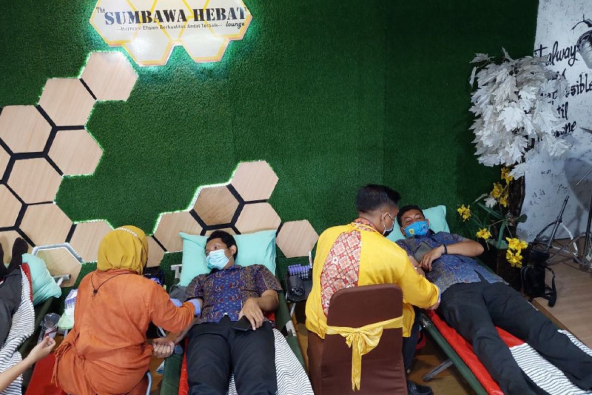 PLN NTB gelar donor darah memperingati Hari Listrik Nasional