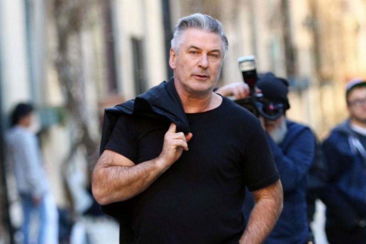 Insiden Alec Baldwin picu seruan untuk larang senjata api saat syuting