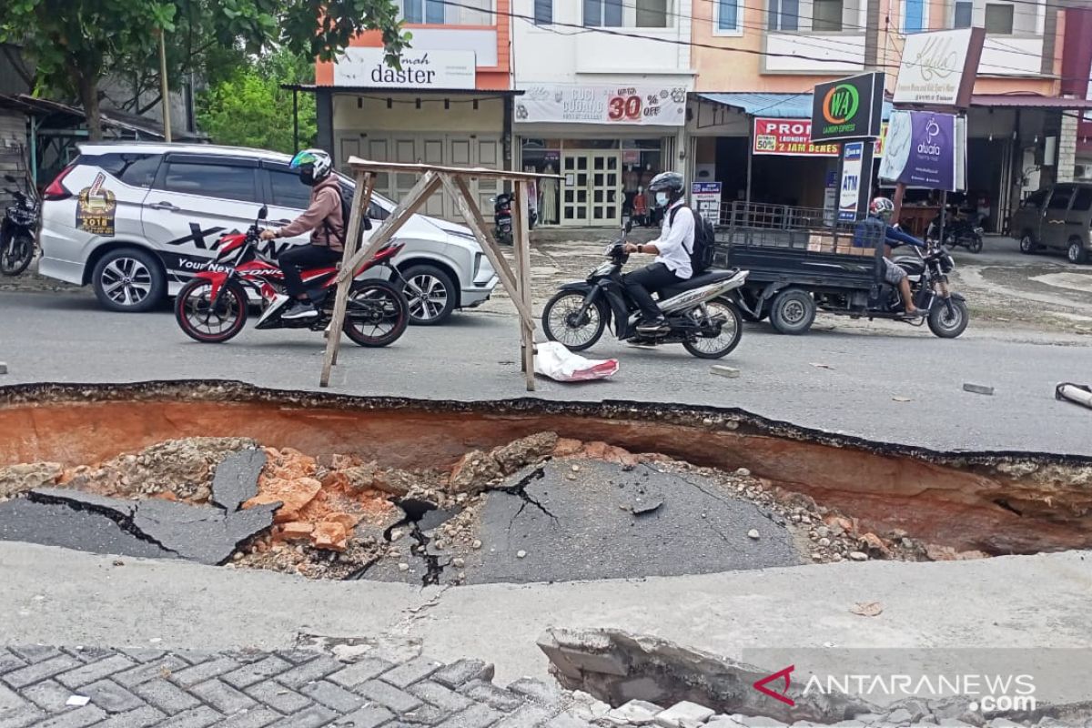 Waspada, ruas Jalan Lobak Pekanbaru amblas usai diguyur hujan deras