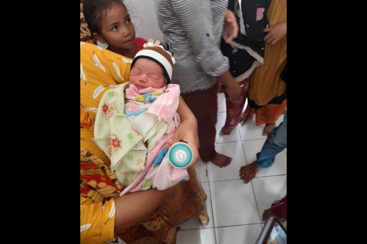 Geger! bayi cakep dibuang di area makam Desa Selong Belanak Lombok Tengah