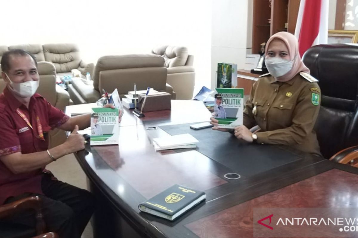 Pewarta ANTARA Riau produksi buku Bupati Inhu sambut 100 hari kerja