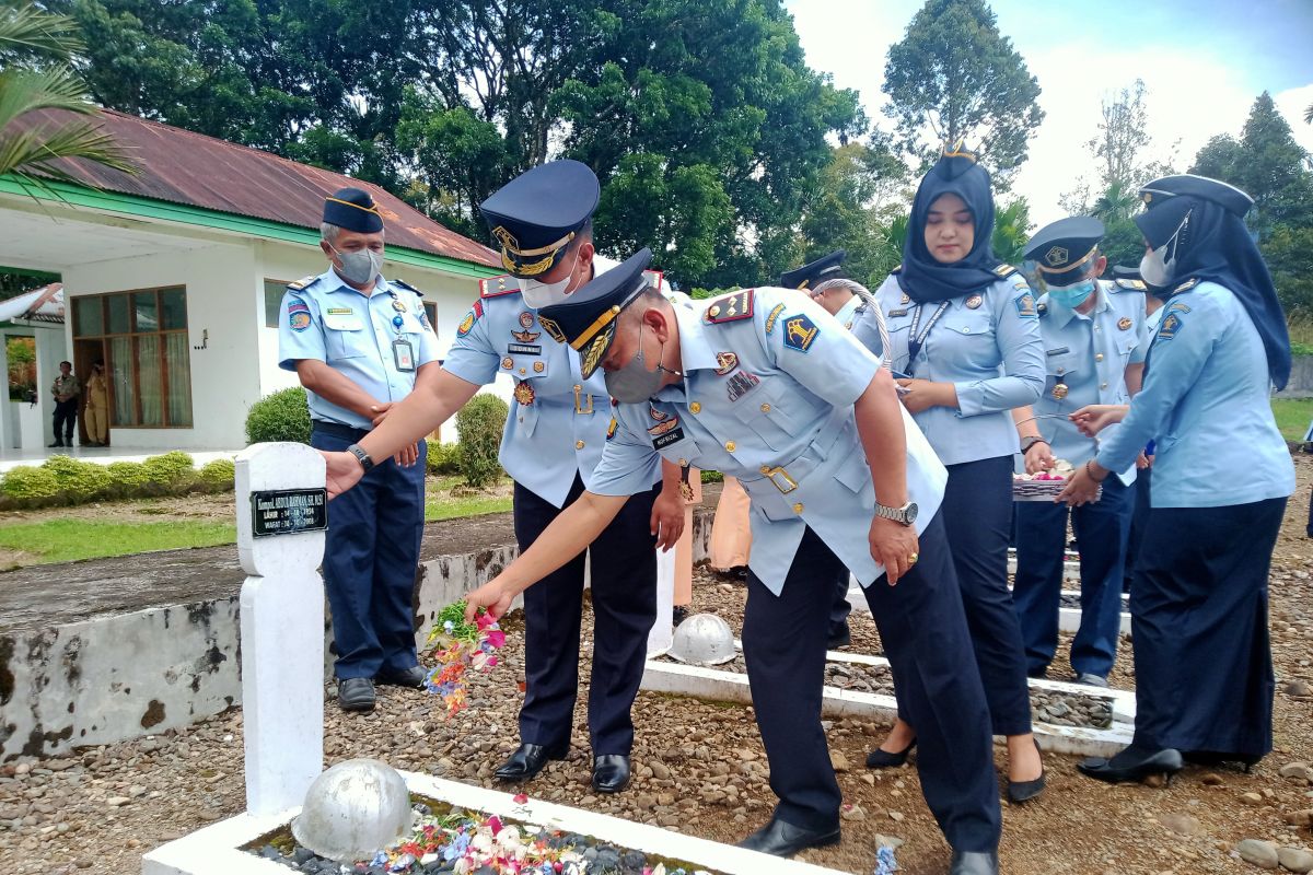 Peringati HDKD 2021, Rutan Lubuk Sikaping dan Lapas Talu gelar tabur bunga di Makam Pahlawan