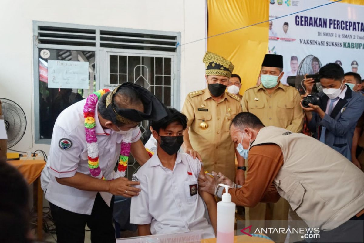 Wamendes PDTT tinjau pelaksanaan vaksinasi dua sekolah di Tualang