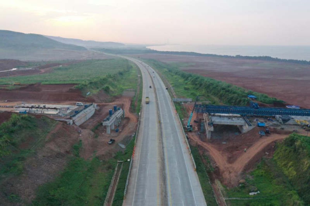 Akhir pekan, pemasangan jembatan KIT Batang di atas tol disetop