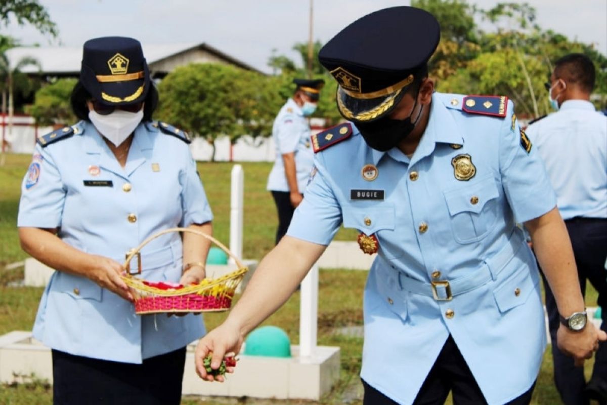 Kantor Imigrasi Sampit gelar tabur bunga mengenang jasa pahlawan