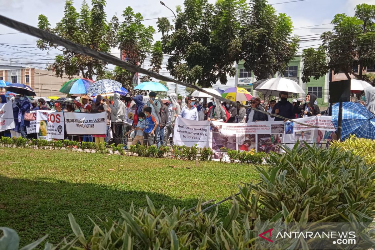 Imigran Afghanistan kepung kantor UNHCR di Pekanbaru hingga malam, ini curhatan mereka