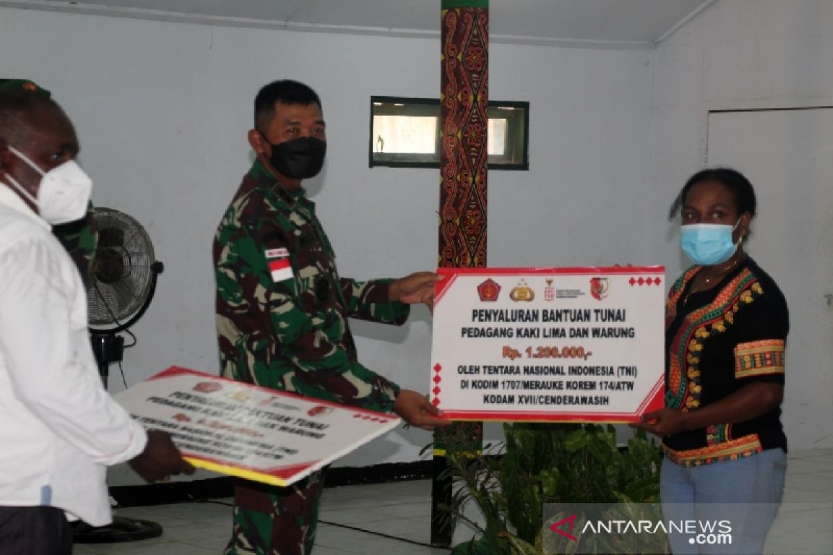 Kodim Merauke salurkan bantuan tunai pedagang kaki lima-warung