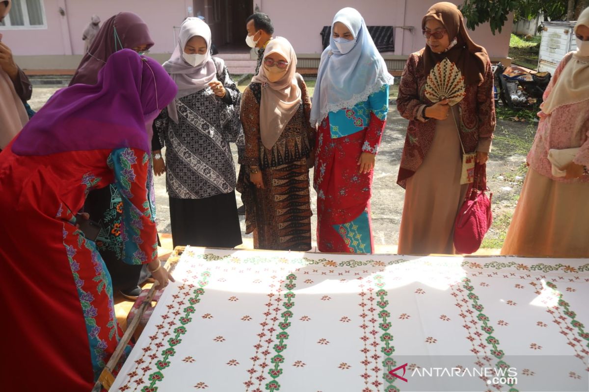 Dekranasda Bukittinggi lihat pengrajin Batik dan Tenun Siak