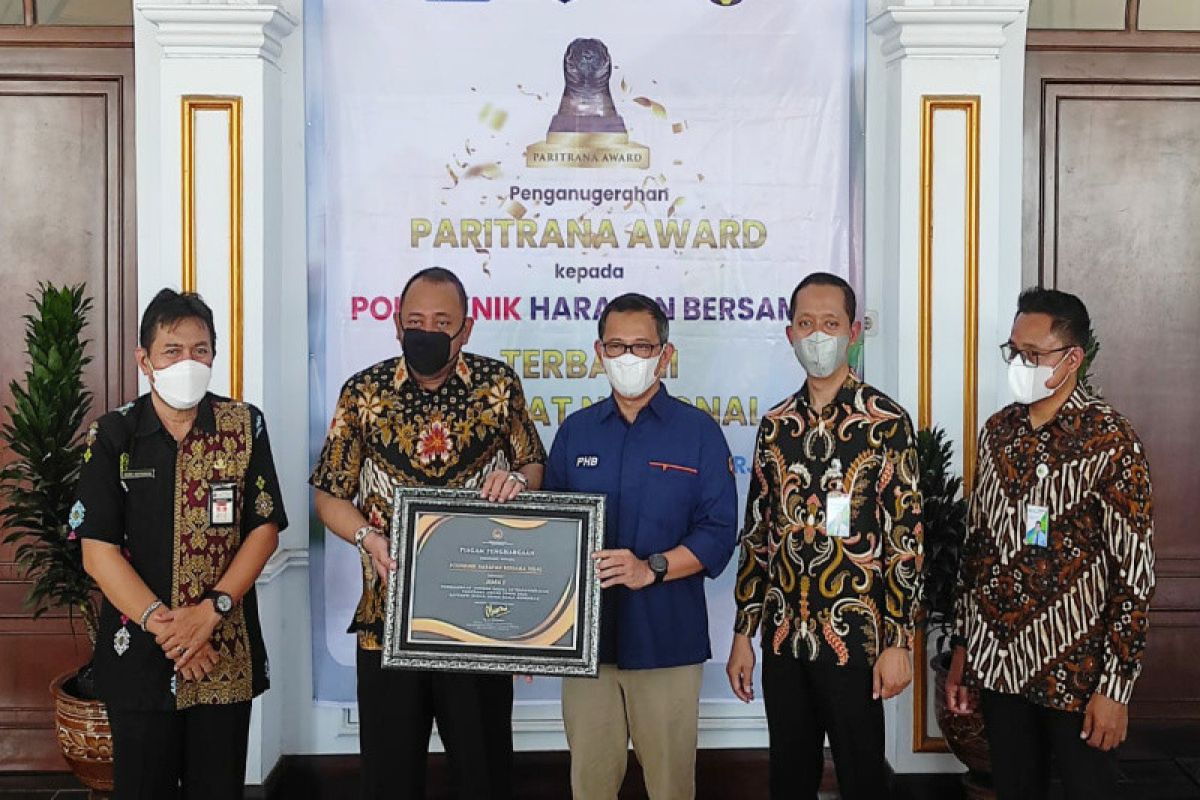 BPJAMSOSTEK Tegal serahkan penghargaan Paritrana Award ke PHB