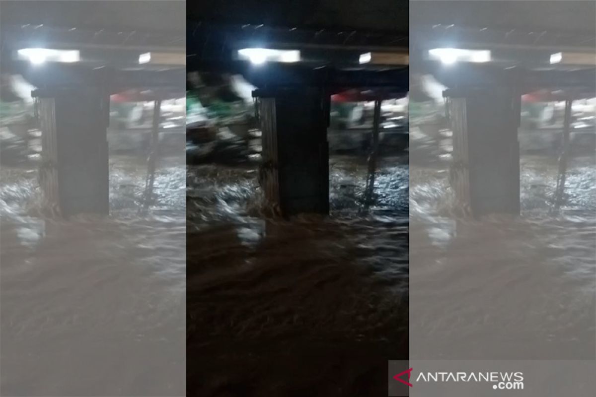 Banjir melanda sejumlah wilayah Banyumas dan  Cilacap