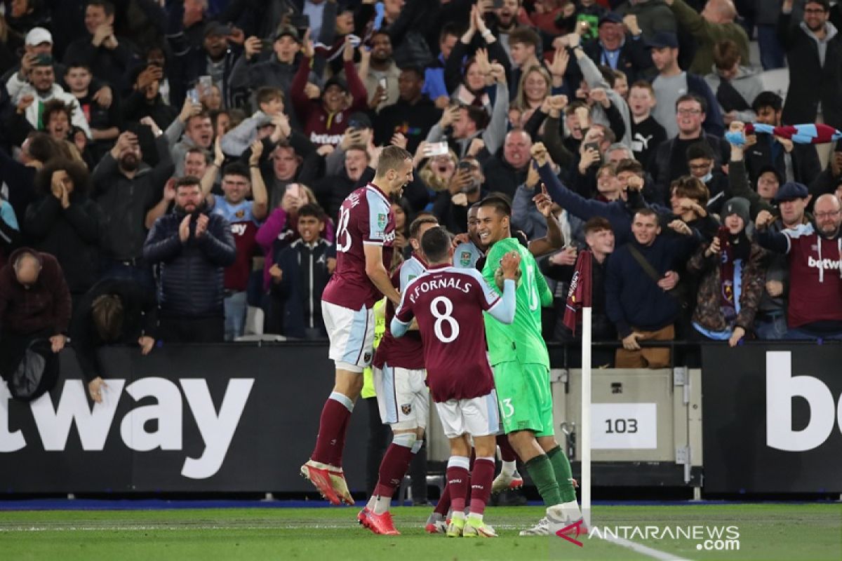 Menyingkirkan Manchester City, Mark Noble puji penampilan Alphonse Areola