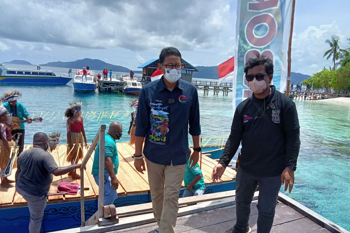 Menteri Sandiaga Uno semangati pengrajin di Raja Ampat tetap berkarya