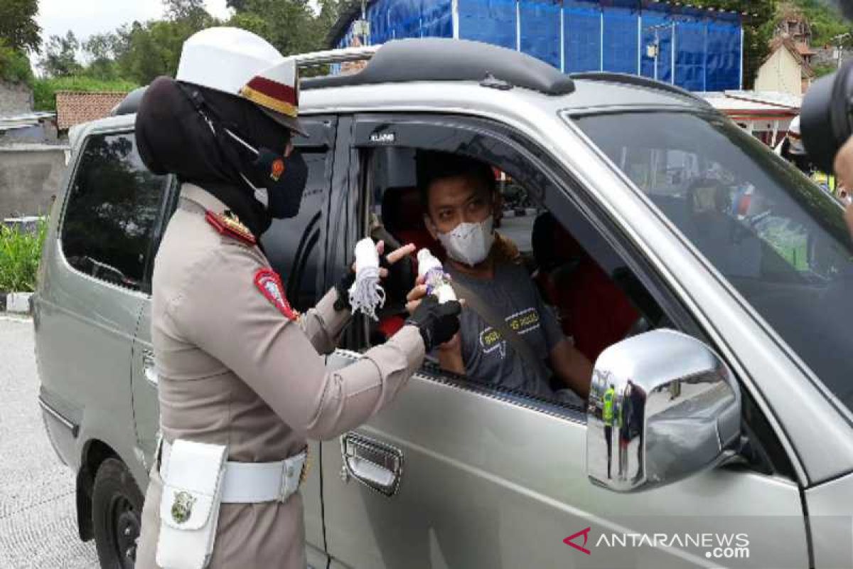 Peringati Sumpah Pemuda, polisi dan mahasiswa Boyolali bagikan susu