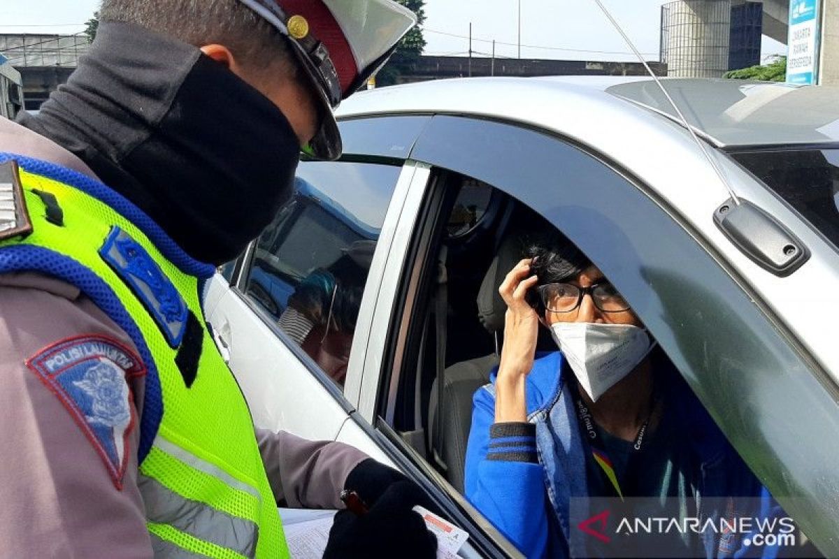 Petugas beri tilang kepada puluhan pelanggar ganjil genap di Jalan Fatmawati