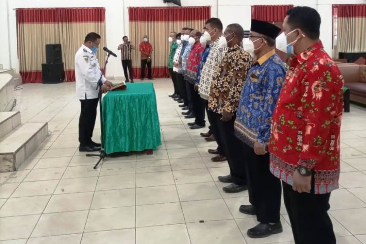 Wakil Bupati Boven Digoel kukuhkan pengurus FKUB periode 2021-2026