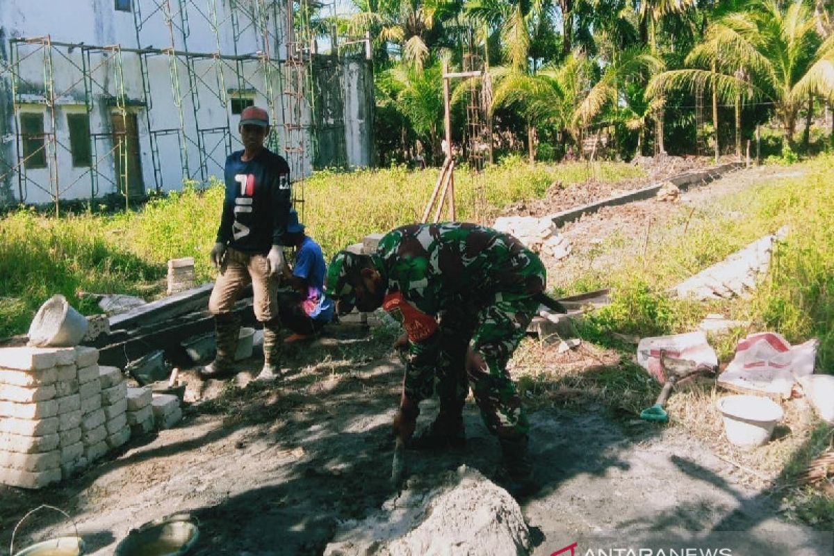 TNI bantu bangun rumah warga Samara SP 6 Waropen