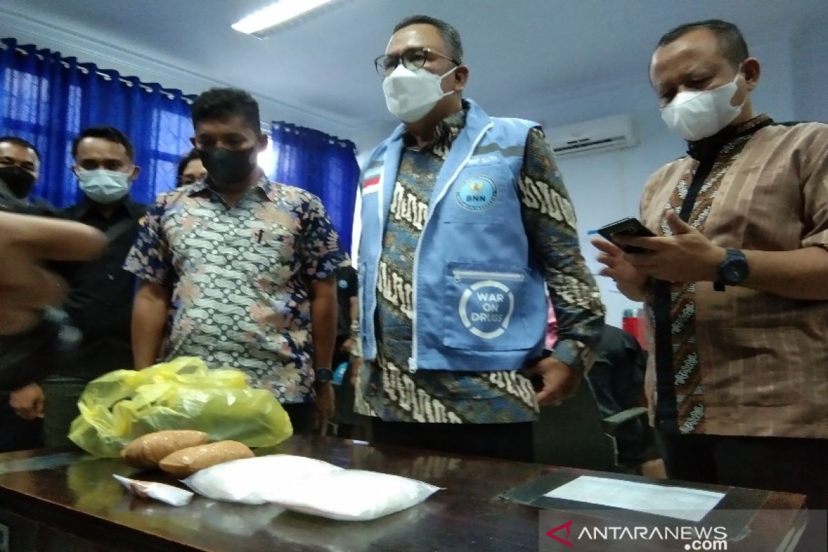 Pasutri terbang dari Pekanbaru bawa sabu ditangkap di Kendari