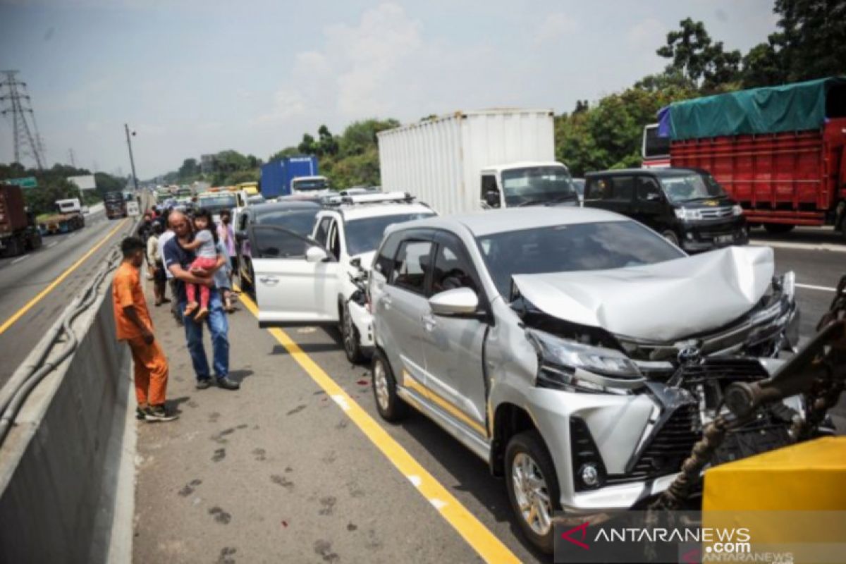 11 kendaraan alami Kecelakaan beruntun Tol Jakarta-Cikampek